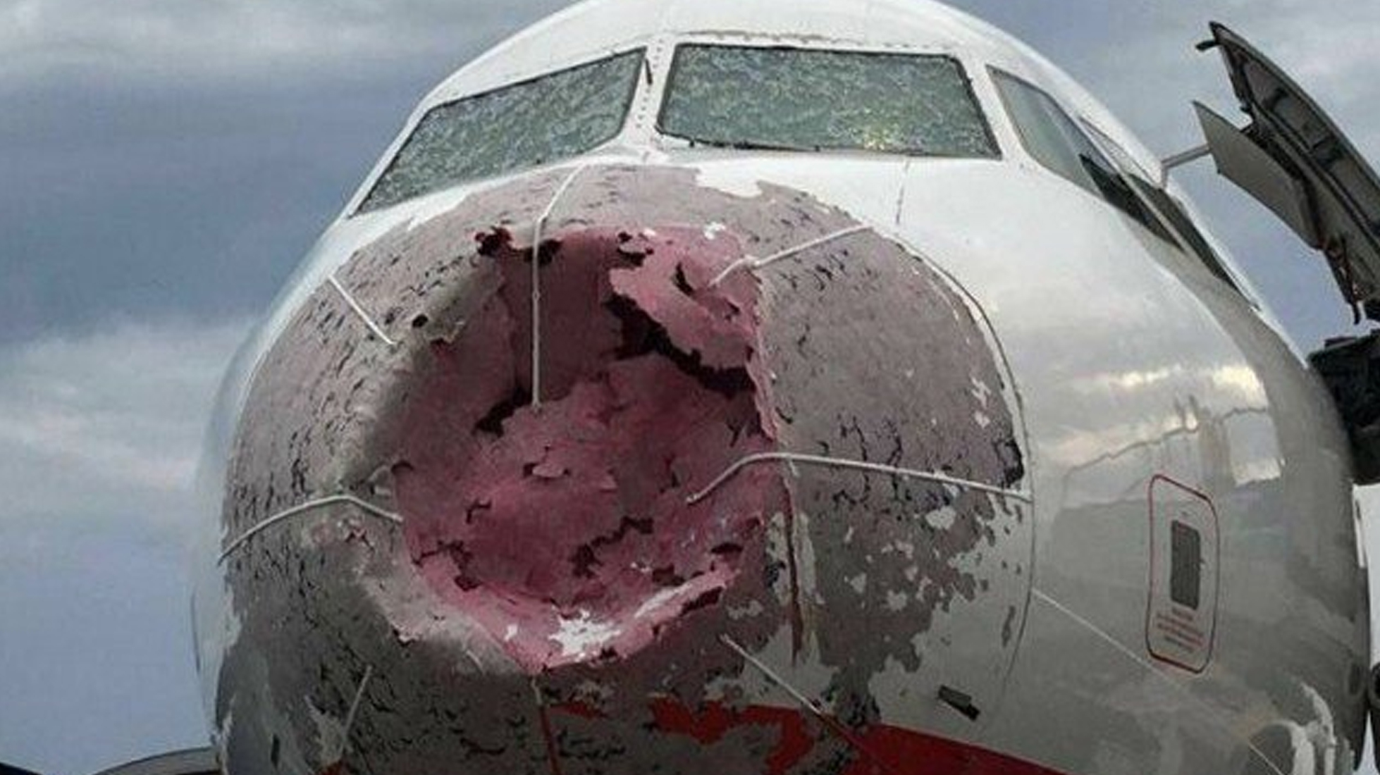 ವಿಮಾನದ ಗಾಜು ಒಡೆದರೂ ಸುರಕ್ಷಿತ ಭೂಸ್ಪರ್ಶ